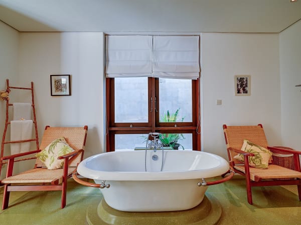 Casa Evaliza - Master bedroom ensuite bathroom freestanding bathtub